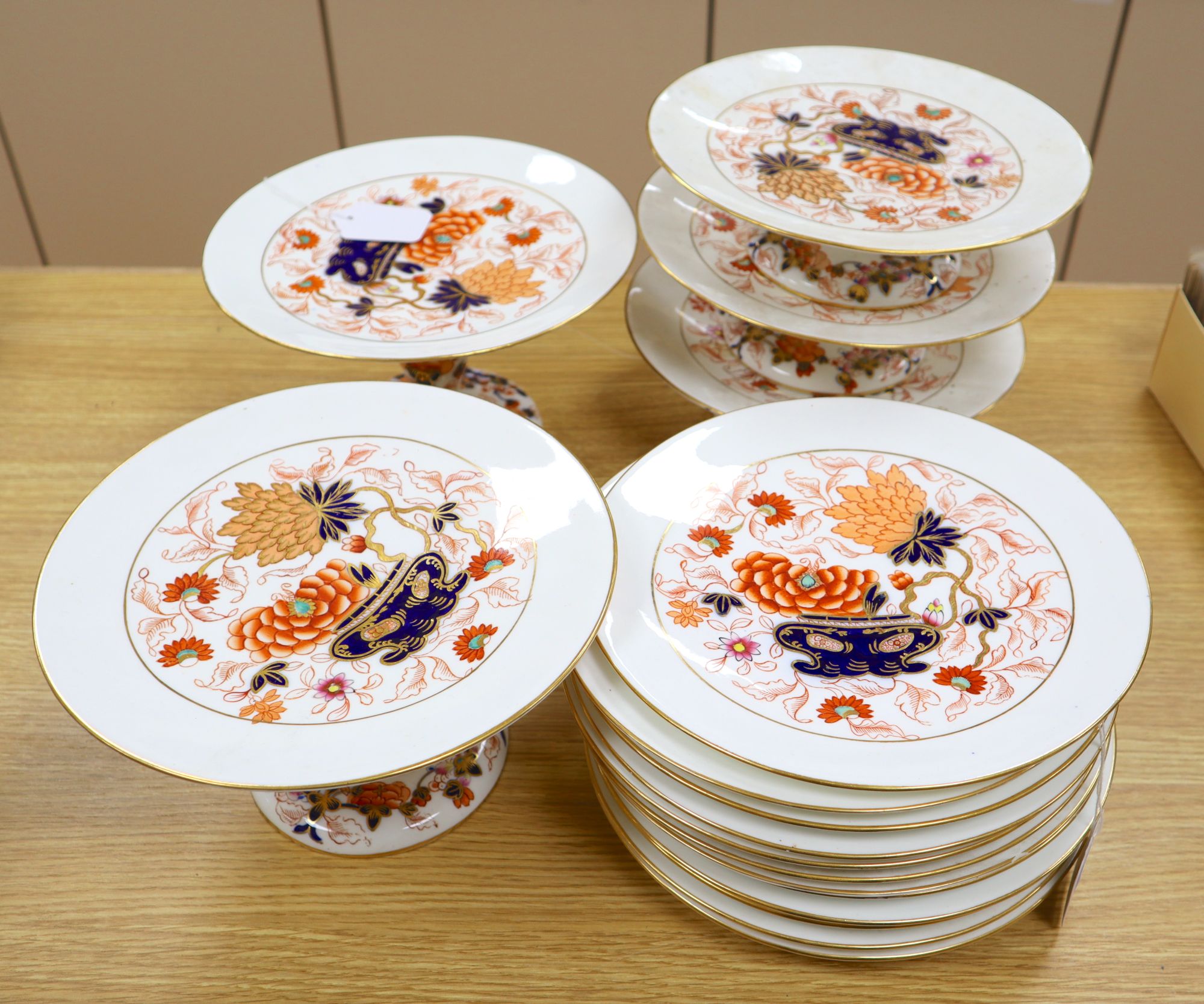 A Coalport Imari pattern part dessert service (17 pieces)